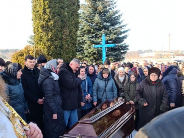 Хоронили, як священнослужителя, з усіма почестями: у громаді біля Луцька попрощалися із Героєм Миколою Матвієнком