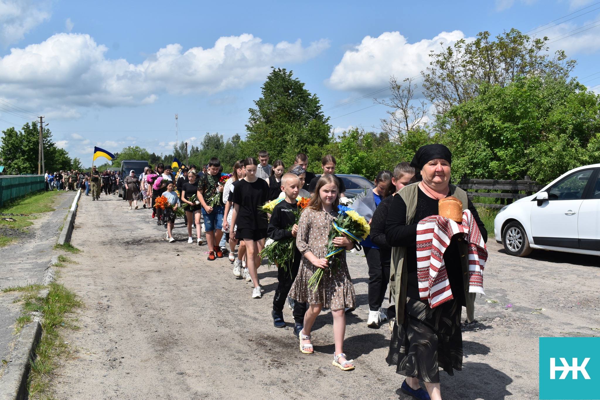 На колінах в останню дорогу проводжало все село: на Волині попрощалися з Героєм Петром Токарем