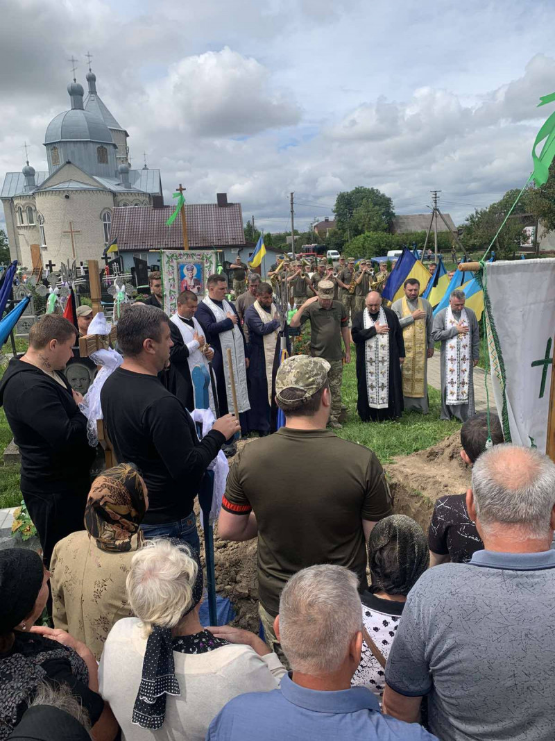 У Луцькому районі священник провів чин похорону загиблого воїна Івана Зелінського, якого менш ніж рік тому вінчав
