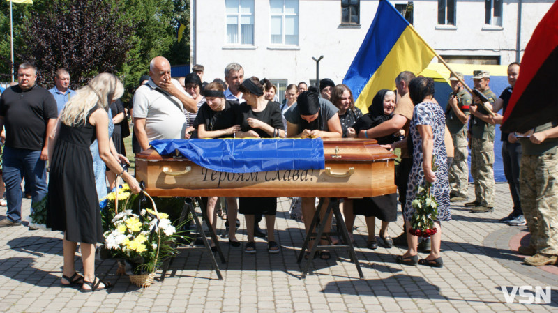 Рідні сподівалися, що в полоні, але дива не сталося: у Рожищі провели в останню путь воїна Миколу Катеринюка