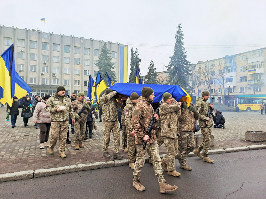 Неповних два місяці тому тільки одягнув військову форму: на Волині попрощались з Героєм Ростиславом Кривчуком