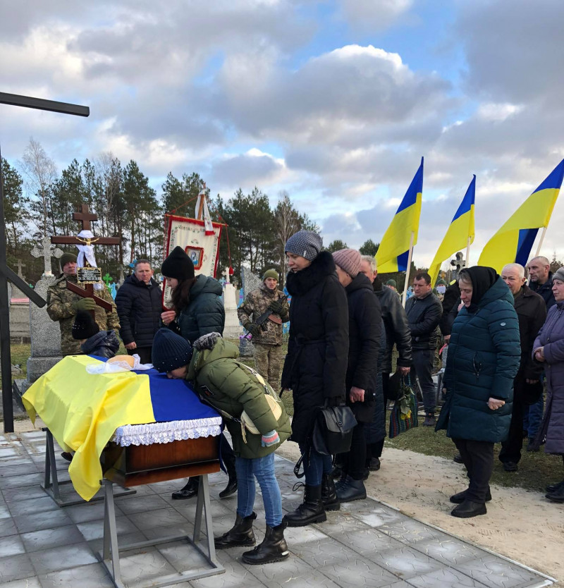 Рано втратив батьків: на Волині попрощалися із молодим Героєм Тарасом Сохацьким