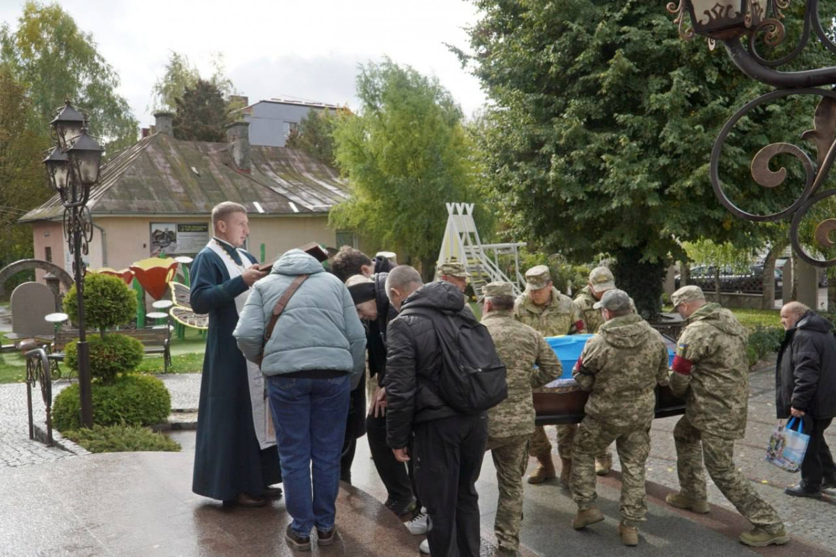 Без батька залишився син: волиняни попрощалися із загиблим захисником Петром Бондарєвим