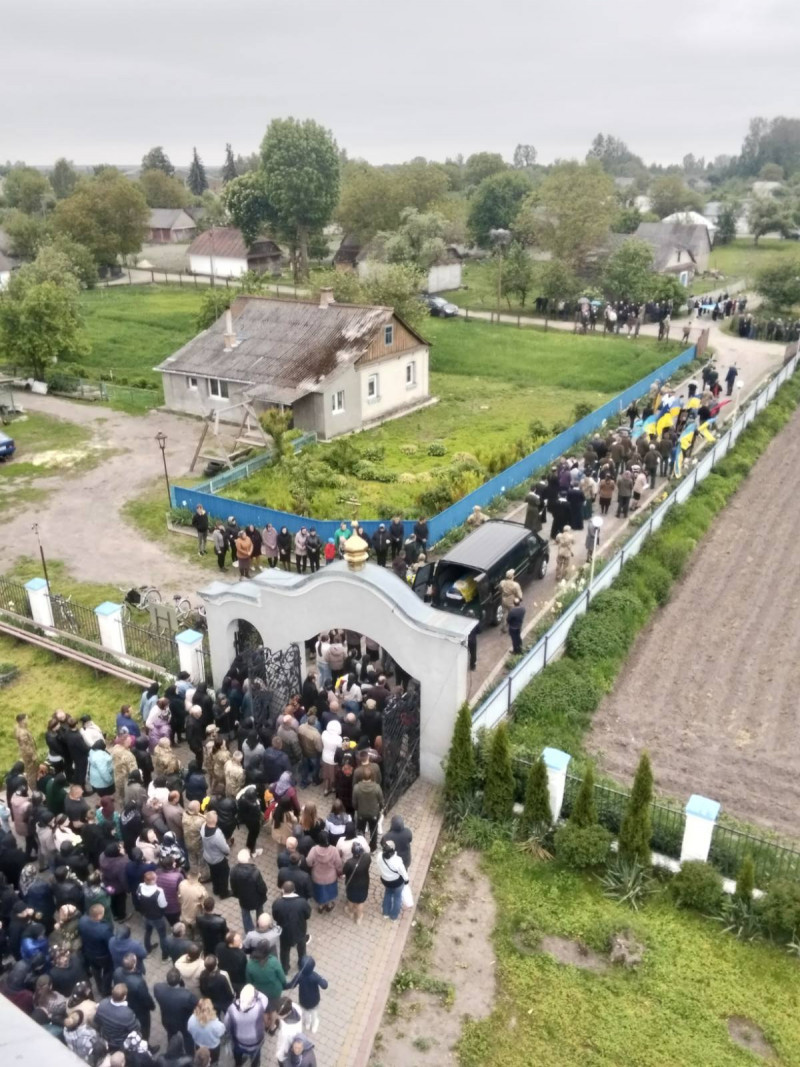 Жорстока війна залишила батьків без сина: у Луцькому районі провели в останню путь 26-річного Героя Романа Климчука