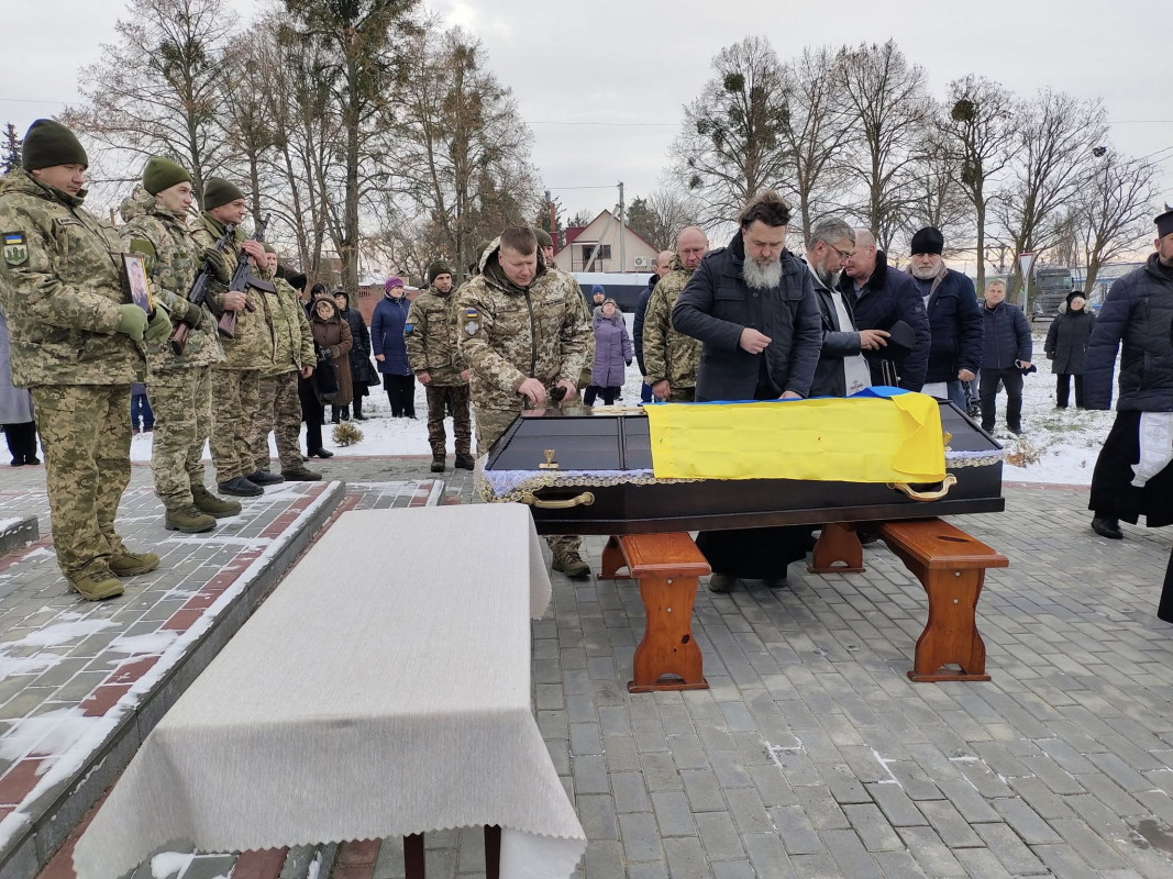 Життя обірвалося у військовій частині: на Волині в останню путь воїна Олега Симоновича