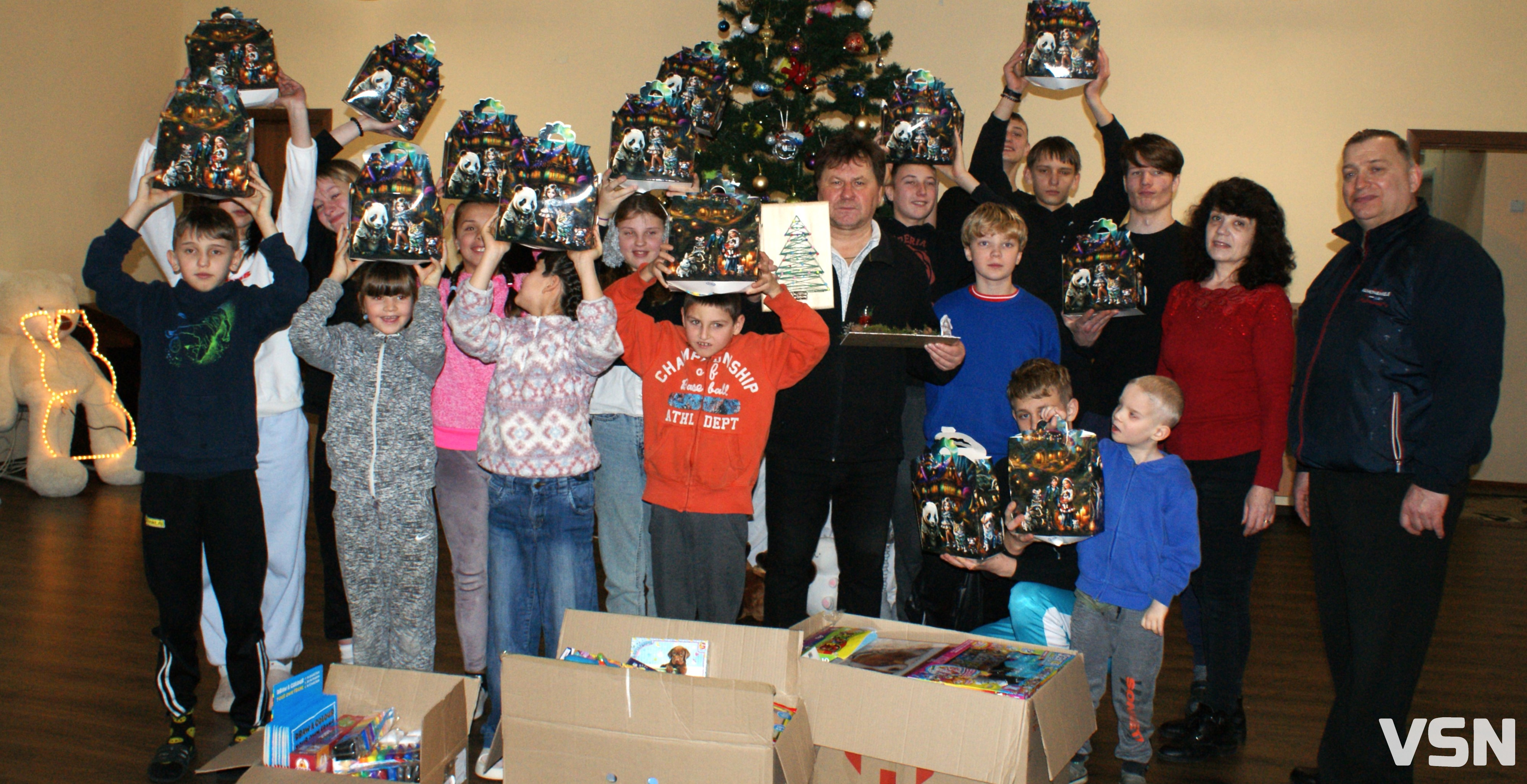 Поет з Волині передав допомогу дітям у Рожищі від американських письменників