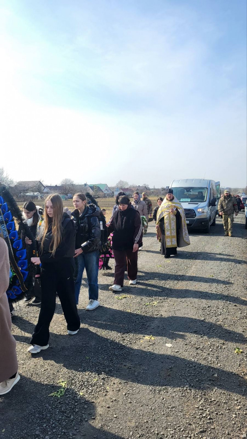 У Луцькому районі в останню земну дорогу провели воїна Валентина Гроголя