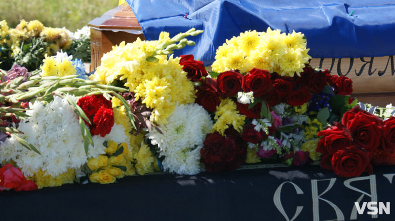Рідні сподівалися, що в полоні, але дива не сталося: у Рожищі провели в останню путь воїна Миколу Катеринюка