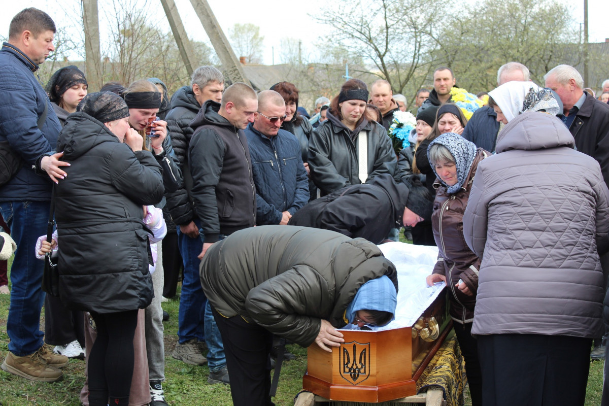 «Тепер тато захищатиме з небес»: волиняни попрощалася з 25-річним Антоном Хвостюком