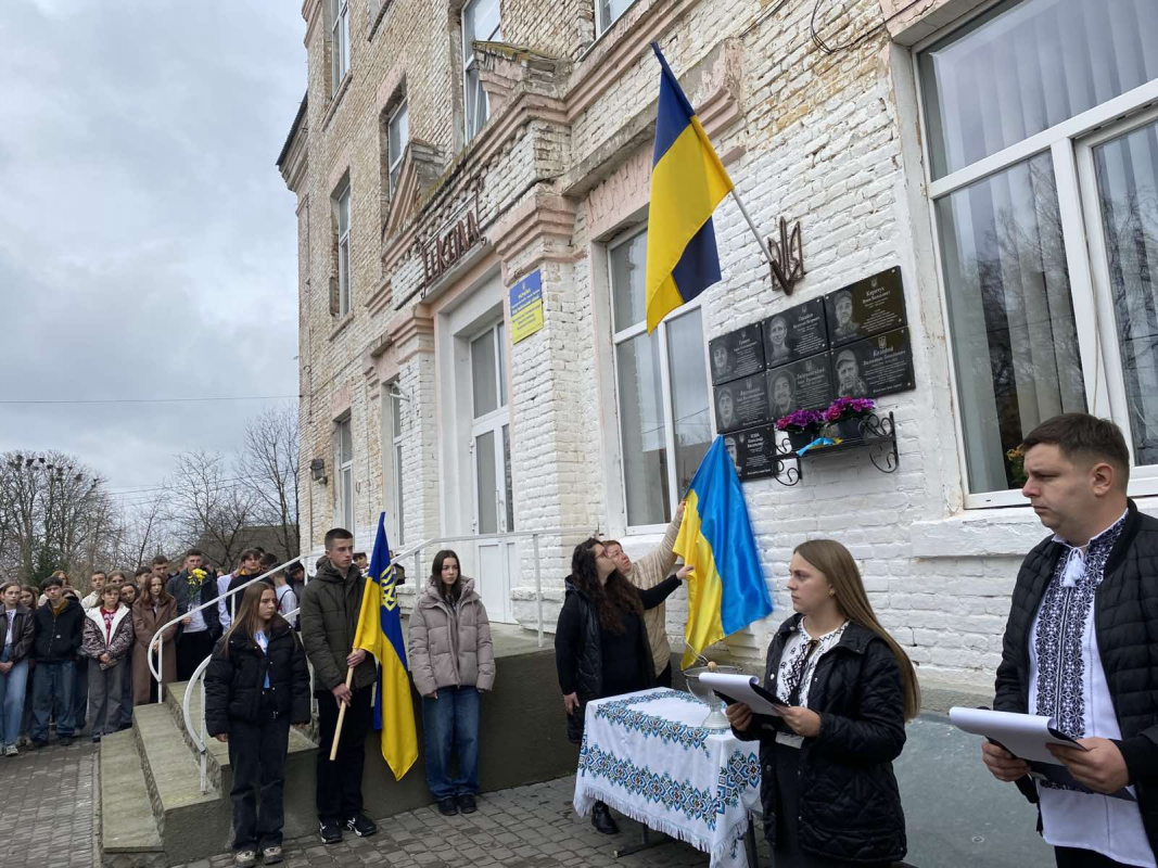 У волинському ліцеї відкрили меморіальну дошку випускнику-Герою Олександру Юзві