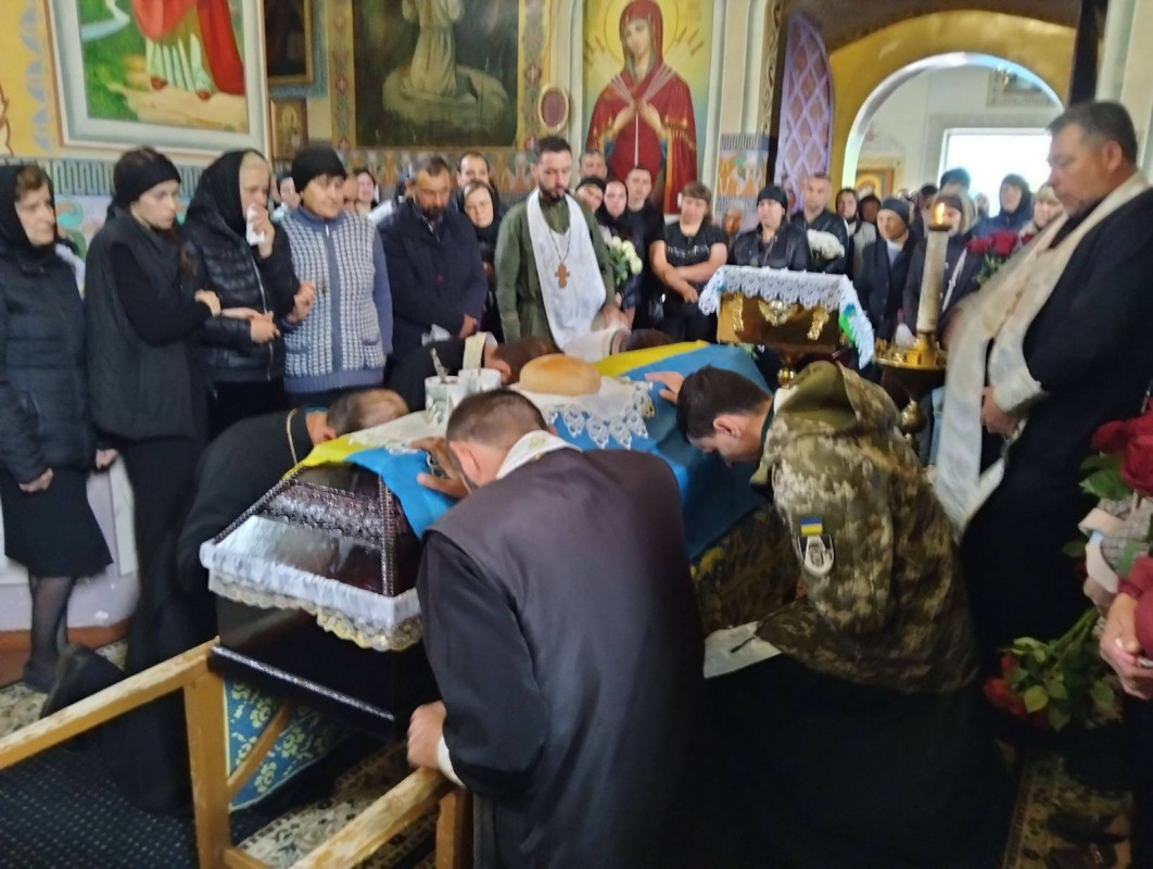 Жорстока війна залишила батьків без сина: у Луцькому районі провели в останню путь 26-річного Героя Романа Климчука