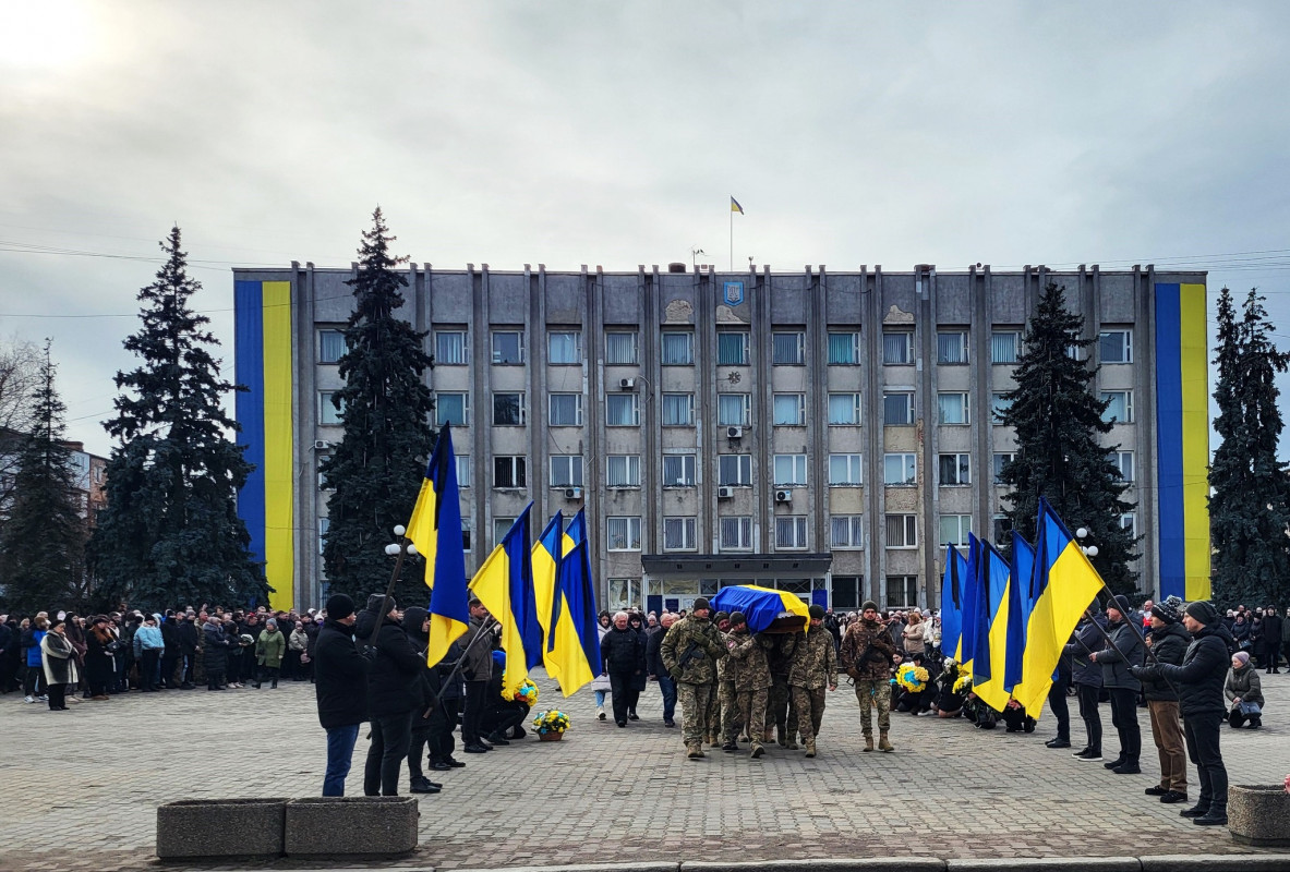 Мріяв одружитися зі своєю коханою: на Волині сотні людей прийшли попрощатися з 33 річним Героєм Андрієм Карацаєм