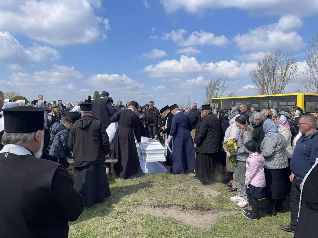 На Волині провели в останню путь священника Володимира Лапінського