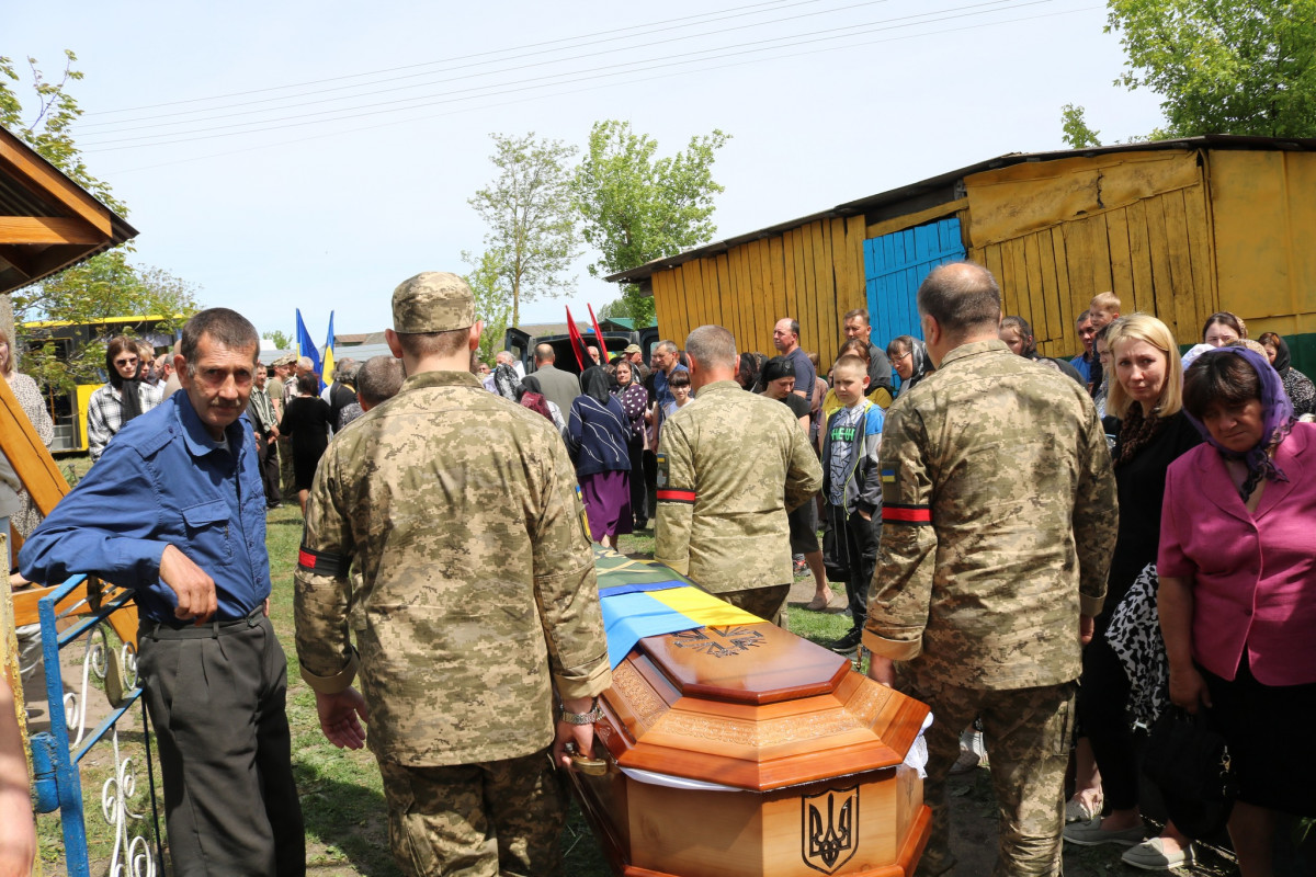 Понад 2 роки вважався зниклим безвісти: на Волині поховали воїна Віктора Миколайчука