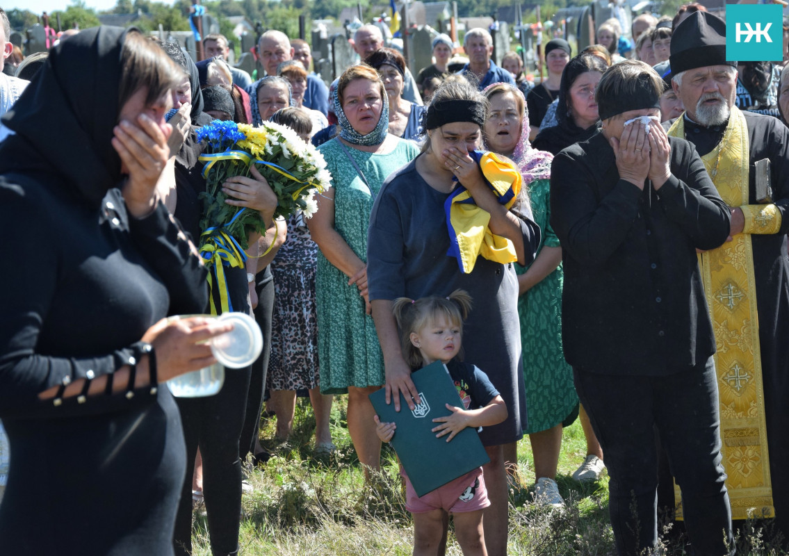 Маленька донечка стояла біля труни і ще не розуміла, що бачить татка востаннє: на Волині попрощалися із молодим Героєм Павлом Макарчуком