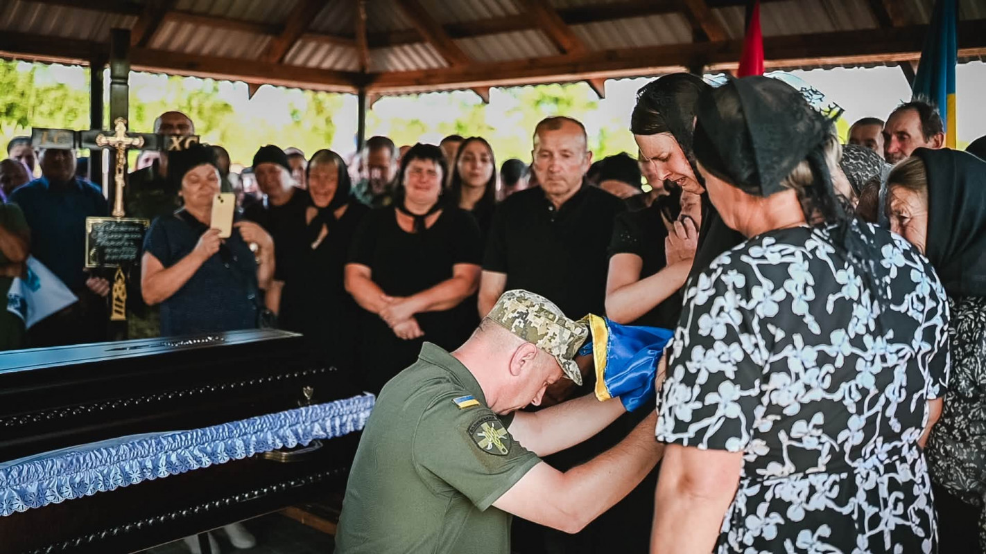 «На щиті» повернувся додому: на Волині поховали прикордонника Валентина Пірожика