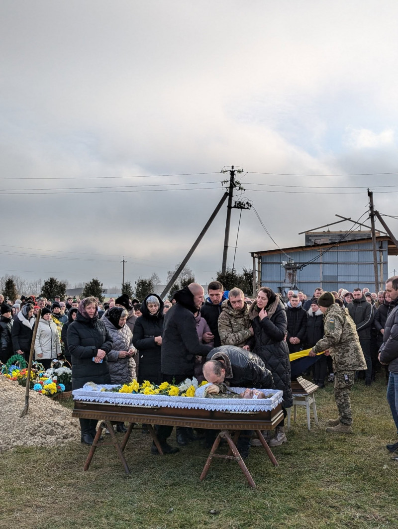 Завжди був готовий допомогти: на Волині провели в останню дорогу загиблого воїна Івана Оніщука