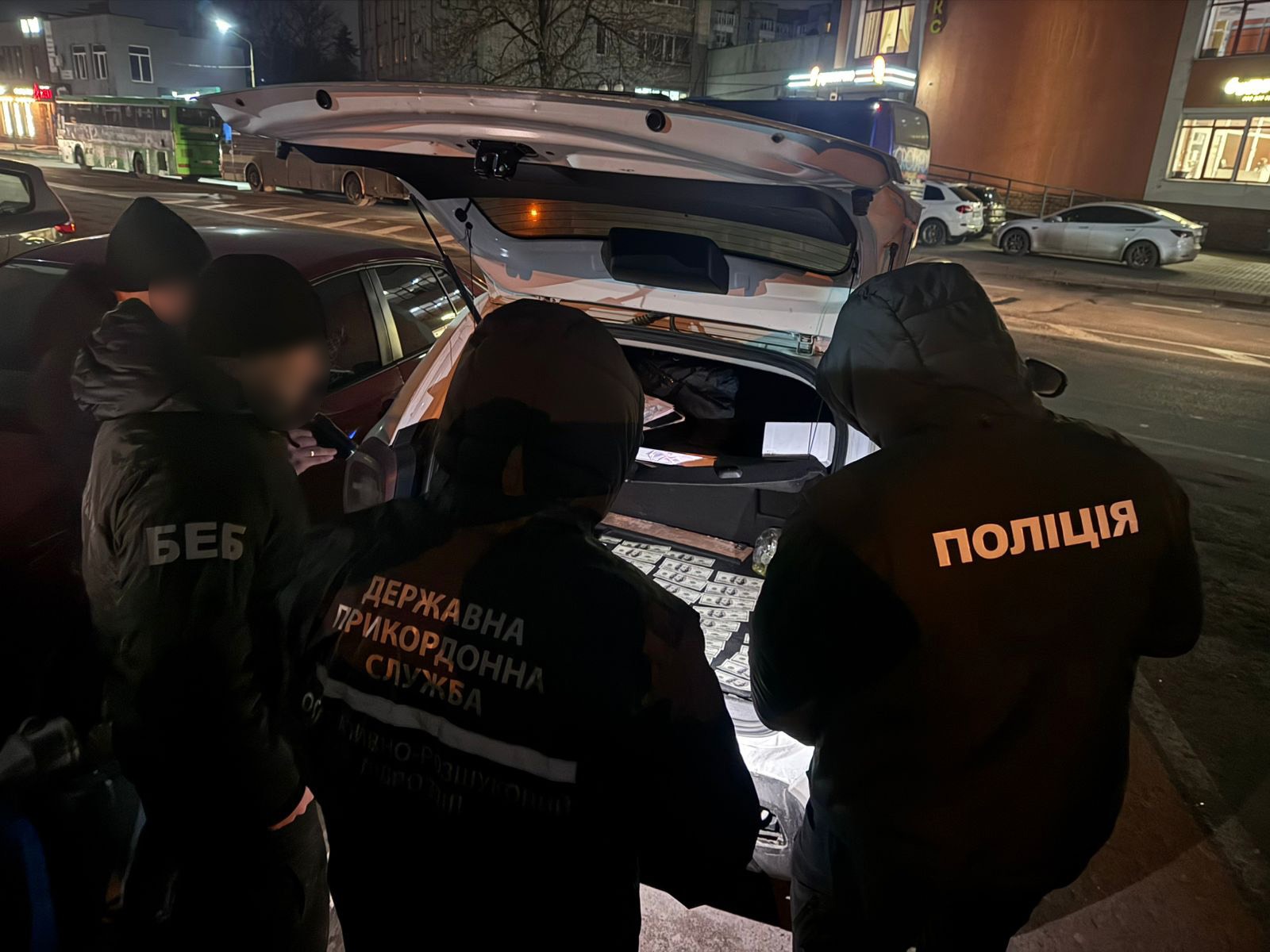 Ввозили автівки як гумдопомогу військовим і продавали: волинські прикордонники викрили схему контрабанди