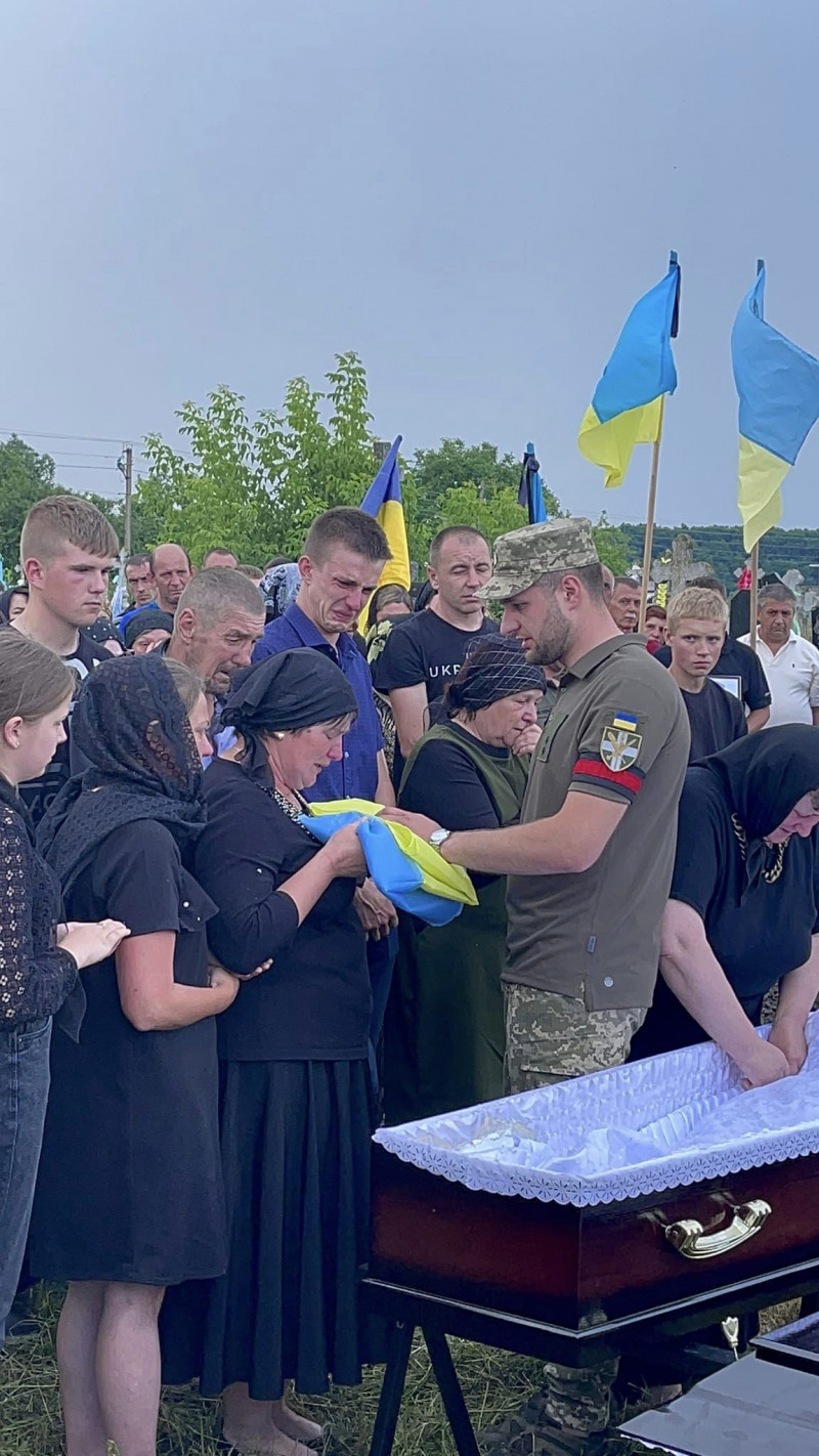 Волиняни на колінах з повним серцем болю попрощалися із загиблим Героєм Володимиром Сидляром