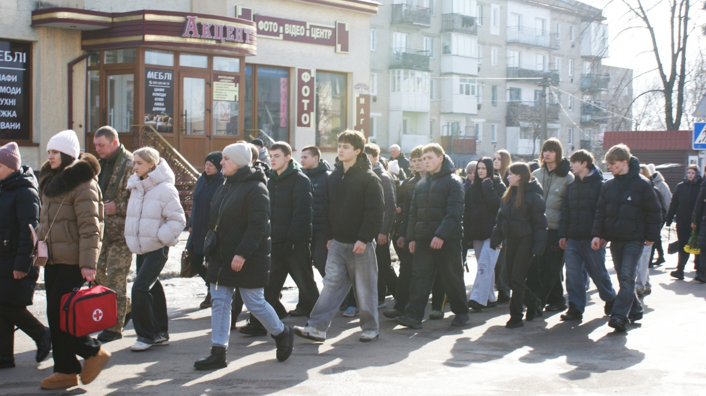 Навколішки і зі сльозами: волиняни попрощалися з Героєм Володимиром Гродським