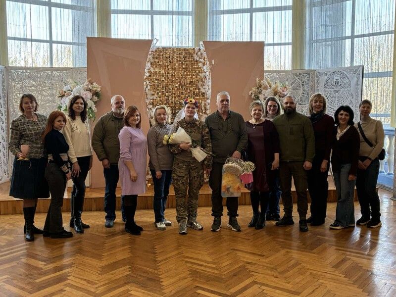 Познайомилися на війні: на Волині командир розвідників одружився з бойовою медикинею