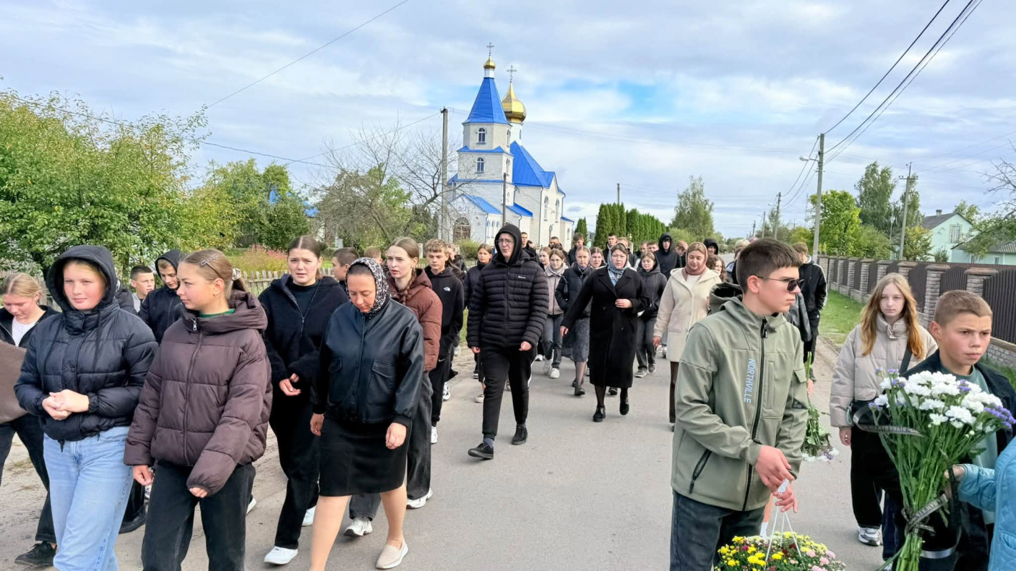 «Шкільний дзвінок прозвучав востаннє»: на Волині попрощалися з вчителькою