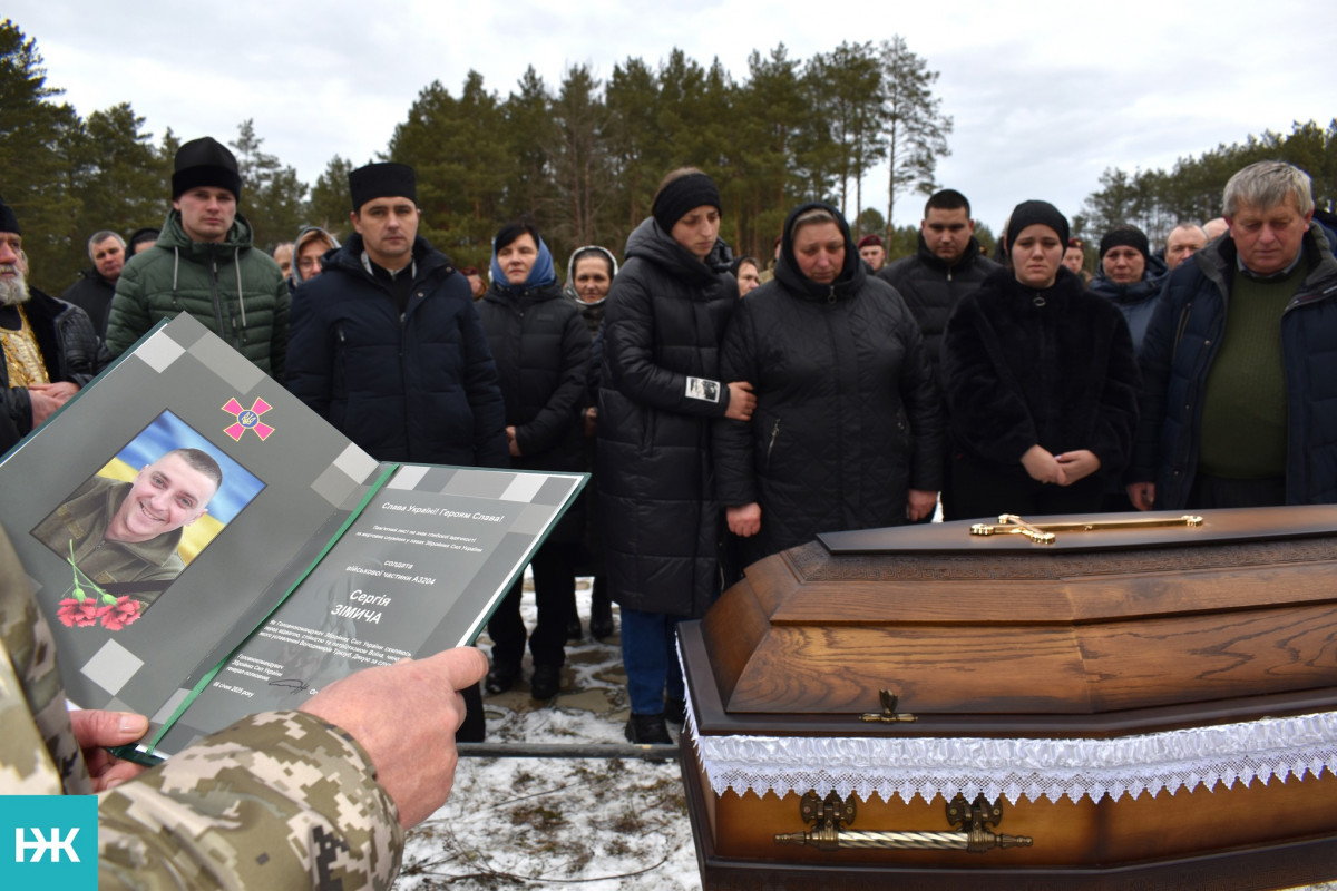 Зійшлося усе село: на Волині в останню дорогу провели полеглого на Курщині молодого Героя Сергія Зімича