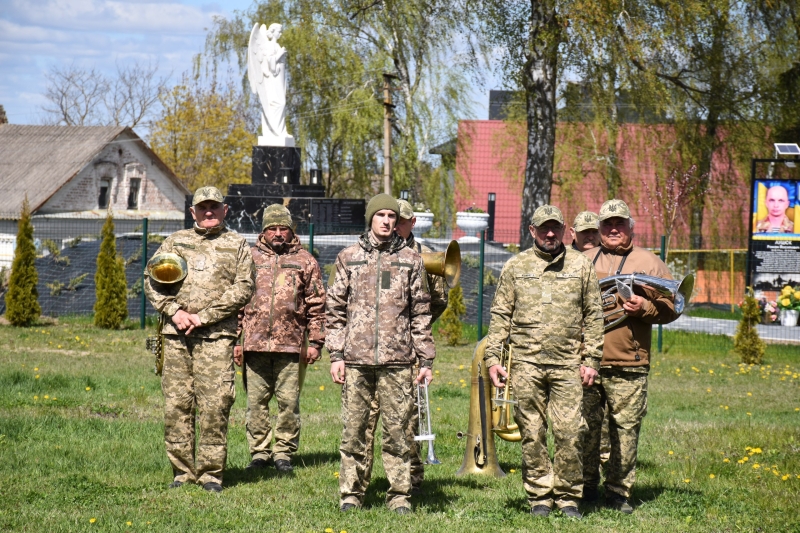Коровай ділили на кладовищі: на Волині сотні людей прийшли попрощатися з Героєм Миколою Гацем