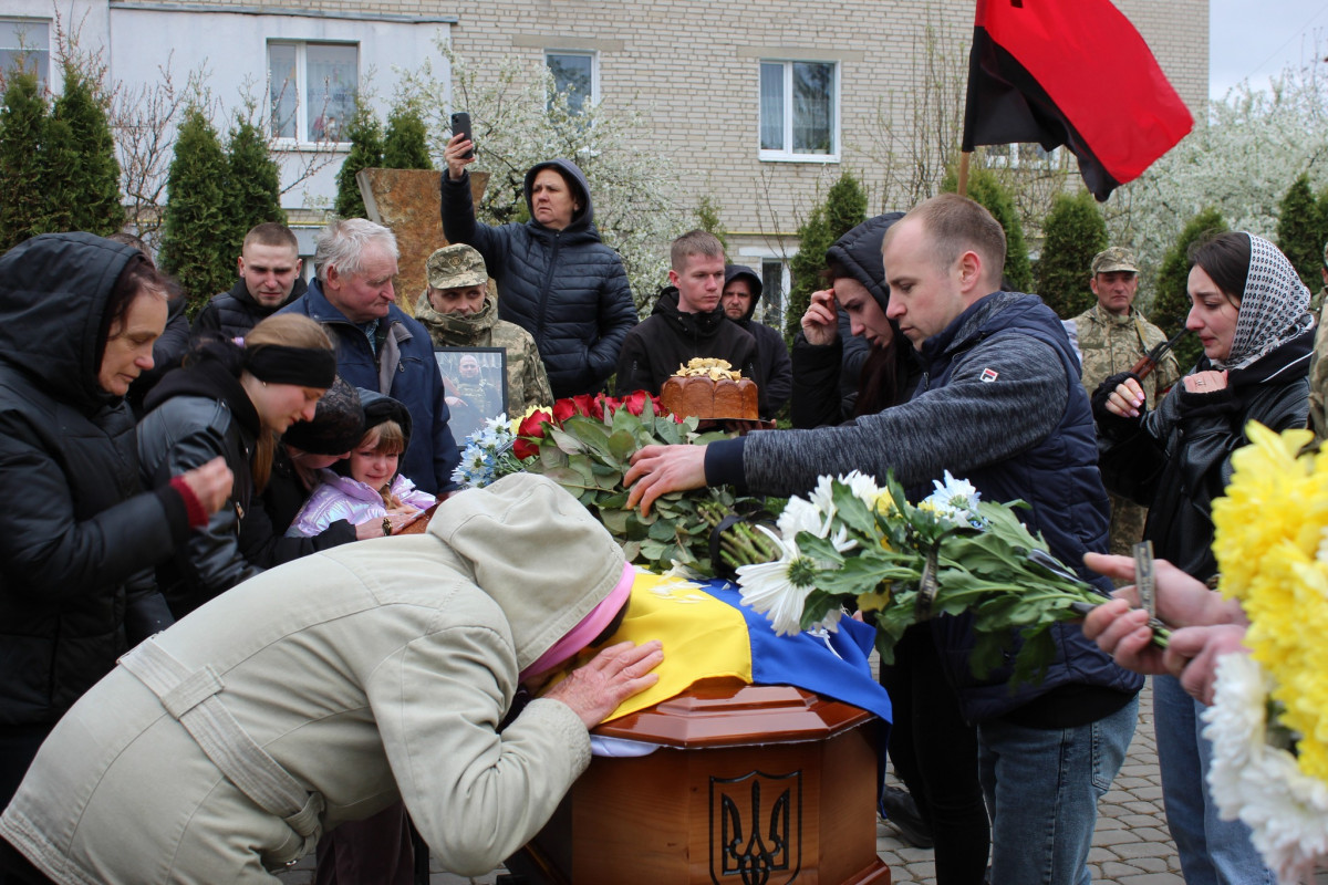 «Тепер тато захищатиме з небес»: волиняни попрощалася з 25-річним Антоном Хвостюком