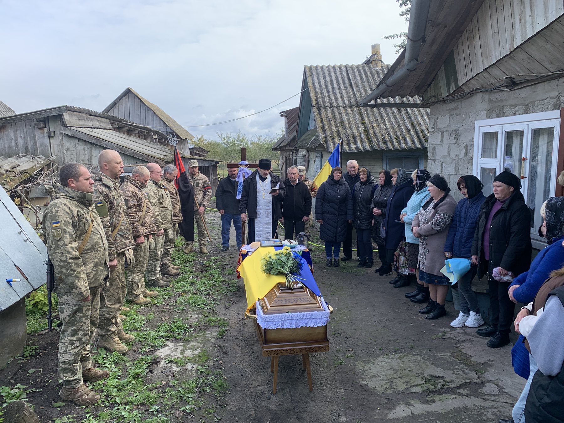 Понад рік вважався зниклим безвісти: на Волині в останню путь провели Героя Леоніда Ткача