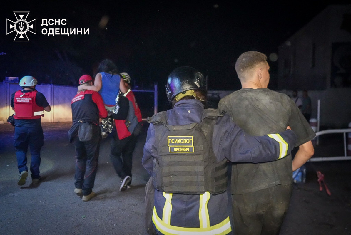 Пекельна ніч в Одесі: ворожі дрони влучили в багатоповерхівку, є постраждалі та загибла