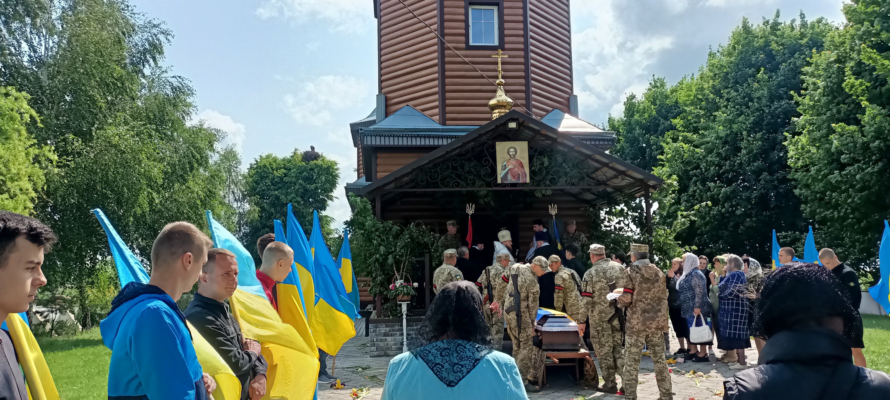 Молоде життя обірвала жорстока війна у віці 28 років: у Луцькому районі попрощалися з Героєм Артемом Мулявкою