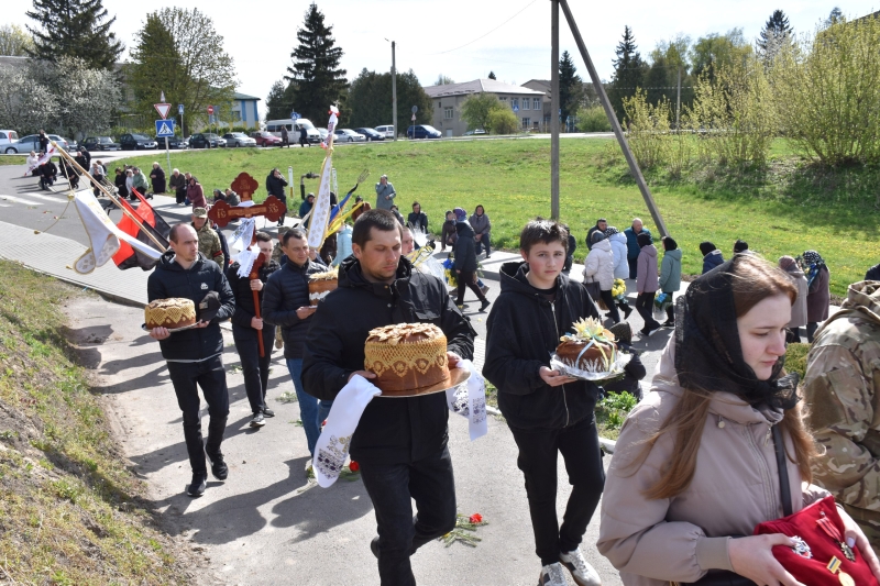 Коровай ділили на кладовищі: на Волині сотні людей прийшли попрощатися з Героєм Миколою Гацем