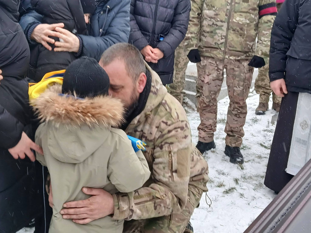 Повернувся додому «на щиті»: волиняни провели на вічний спочинок полеглого капітана Олександра Євтушка