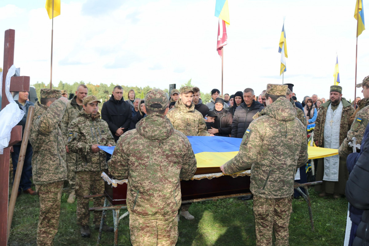 Небесне військо поповнилося ще одним Героєм: на Волині в останню путь провели Героя Олександра Ходачкевича