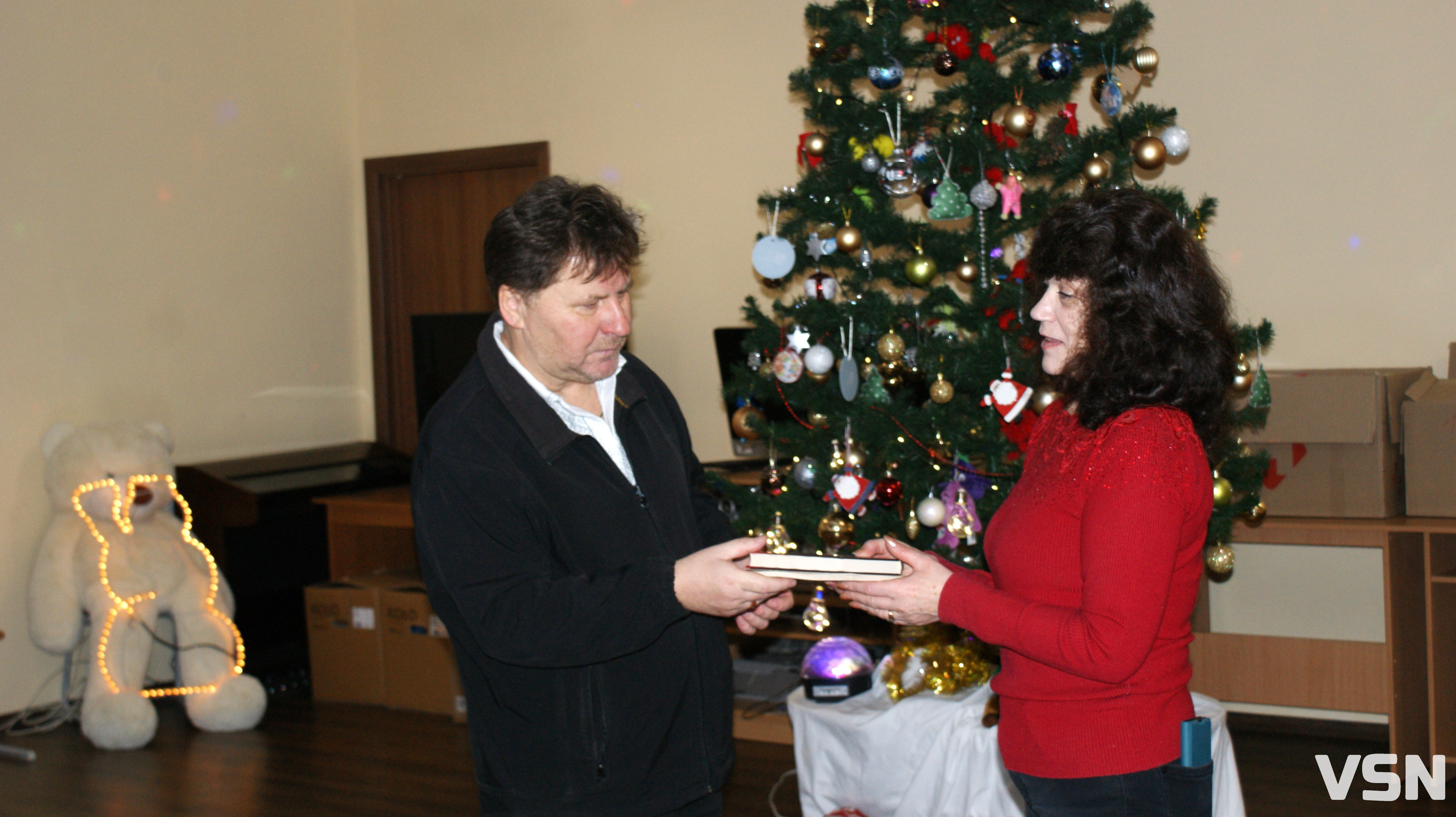 Поет з Волині передав допомогу дітям у Рожищі від американських письменників