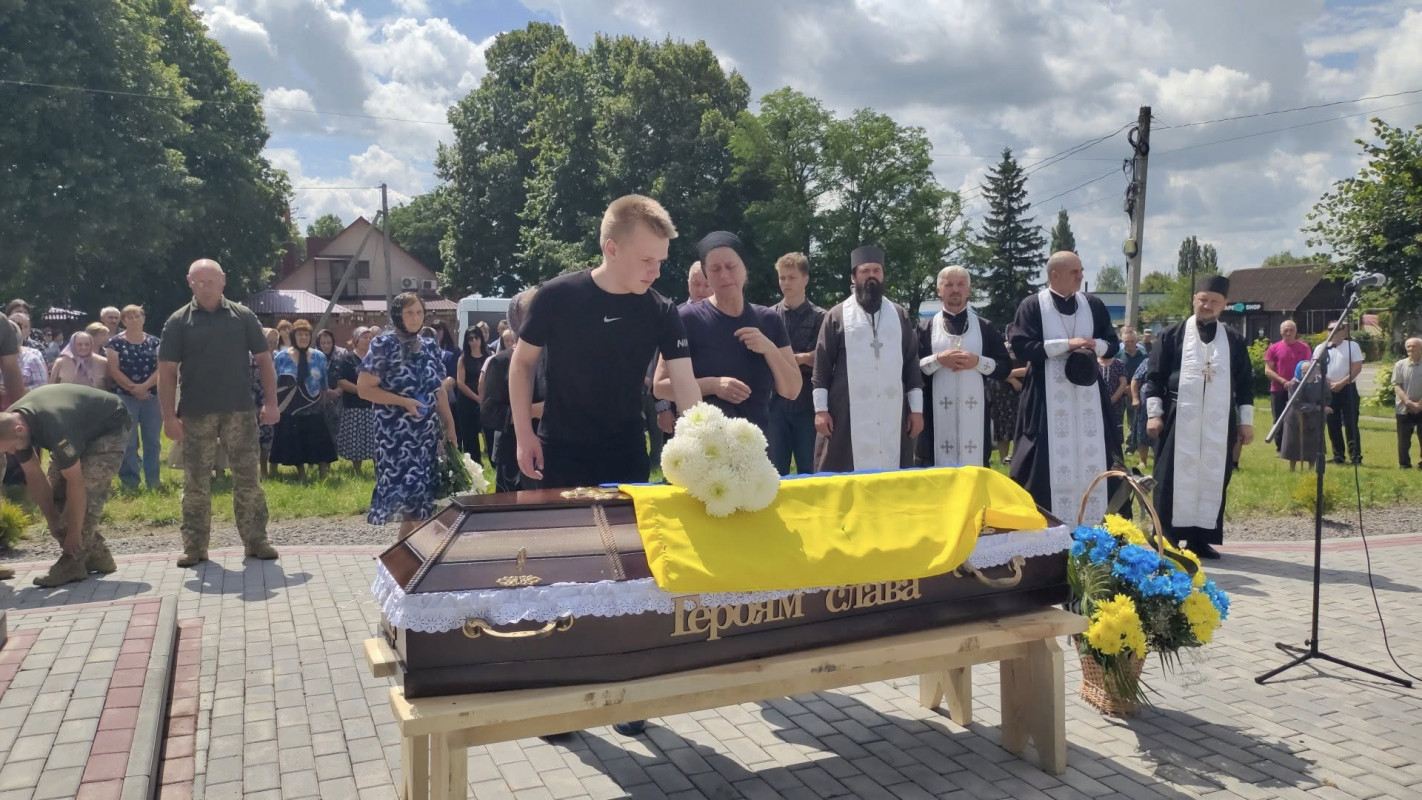 Життя Героя трагічно обірвалося у Курській області: на Волині в останню дорогу провели Віктора Кревського