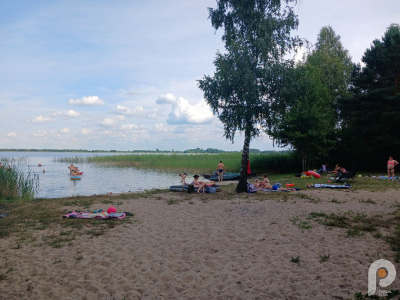 Озеро Пісочне на Волині: як відпочити серед соснових лісів і скільки це коштує