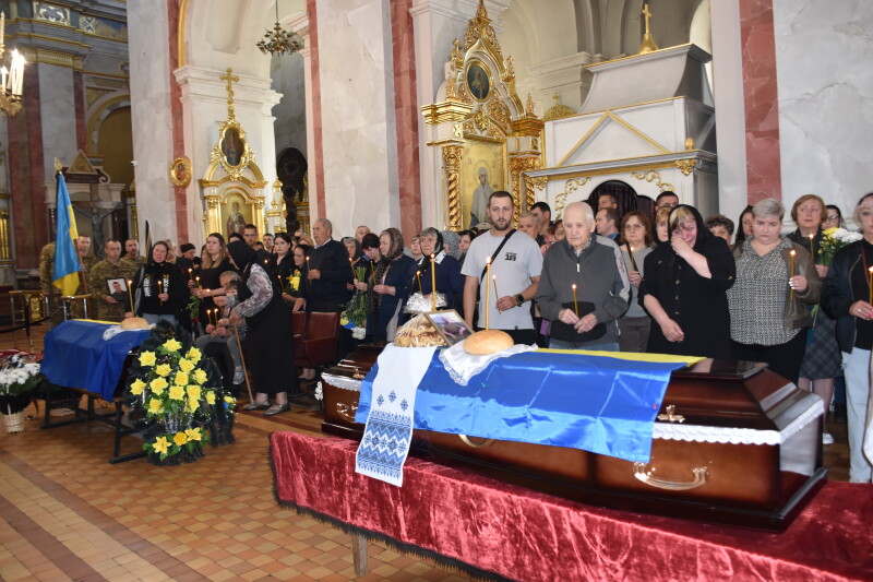 Загинули понад рік тому: у Луцьку попрощалися з двома Героями Андрієм Кравчуком та Романом Смалем