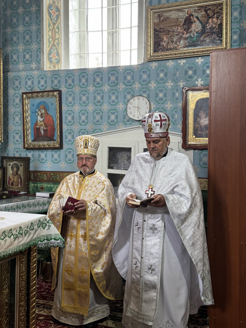 У храмі на Волині митрополит Михаїл очолив Літургію та привітав настоятеля з ювілеєм служіння