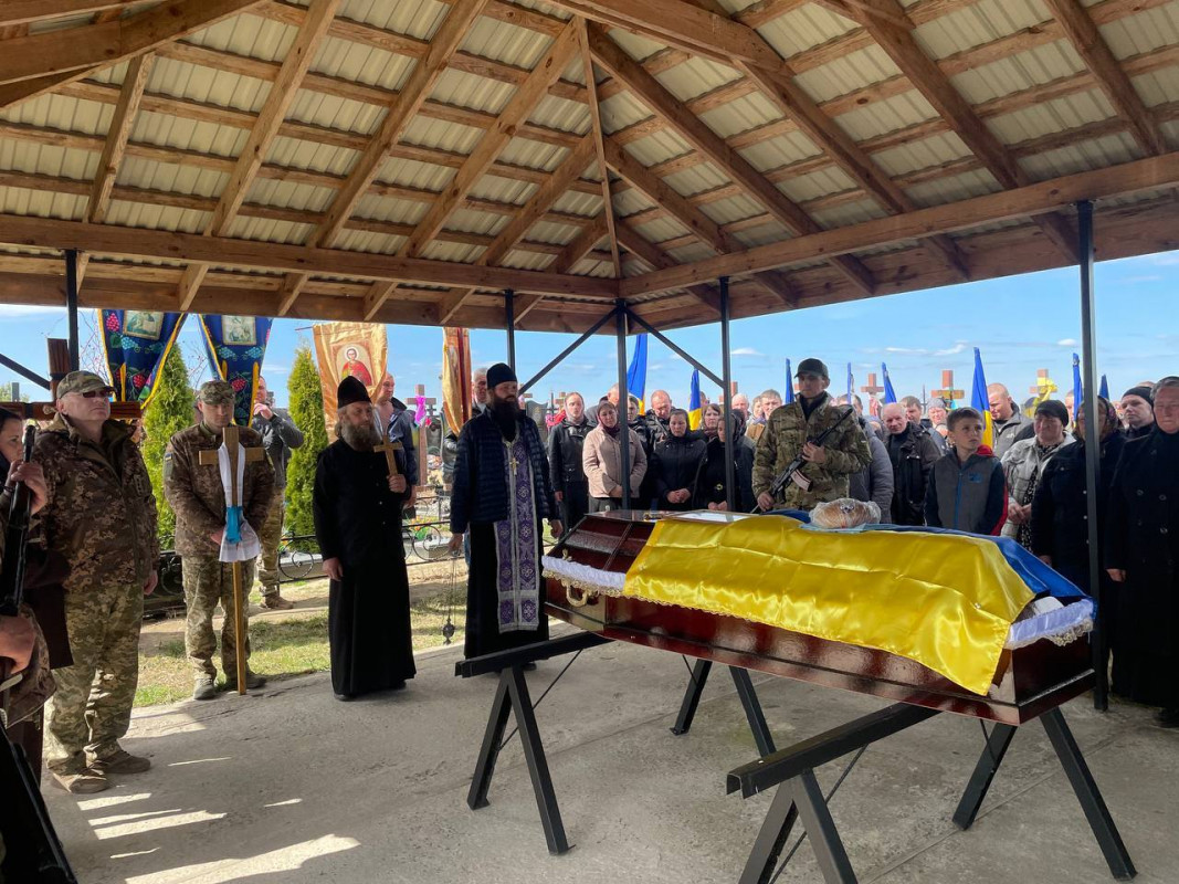 Прекрасний чоловік і батько, надійний побратим: на Волині поховали 29-річного захисника Миколу Півня