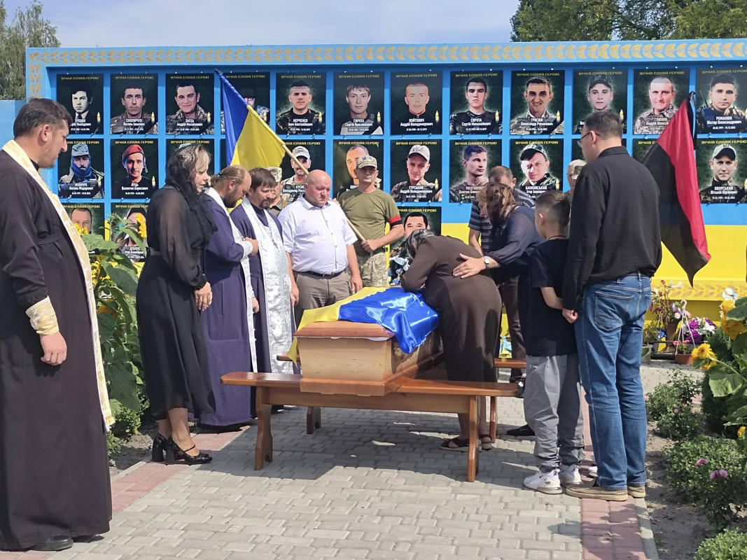 Навіки 40: на Волині похоронили загиблого офіцера Романа Дудика