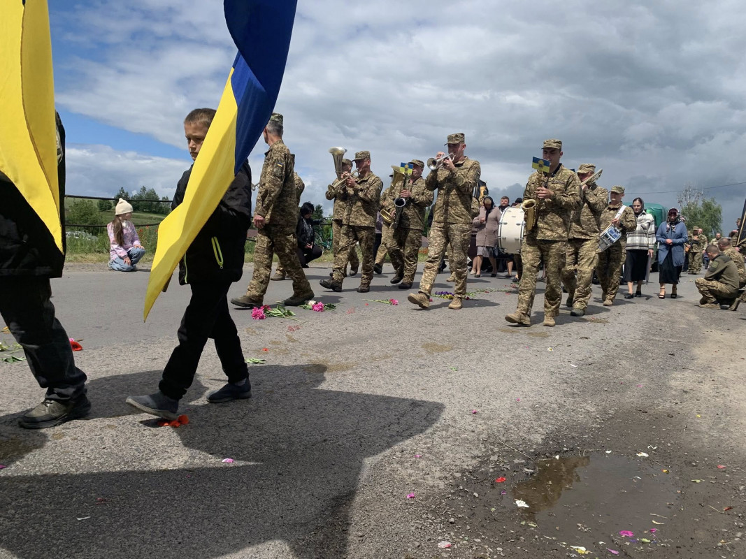 Віддав життя за Україну: на Волині провели в останню дорогу воїна Юрія Ростанюка