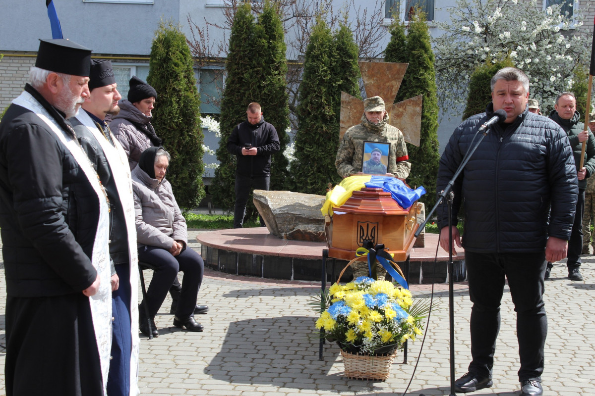 Не дочекалася дружина, не обійняла мама: волиняни попрощалися з полеглим Героєм Дмитром Демчуком