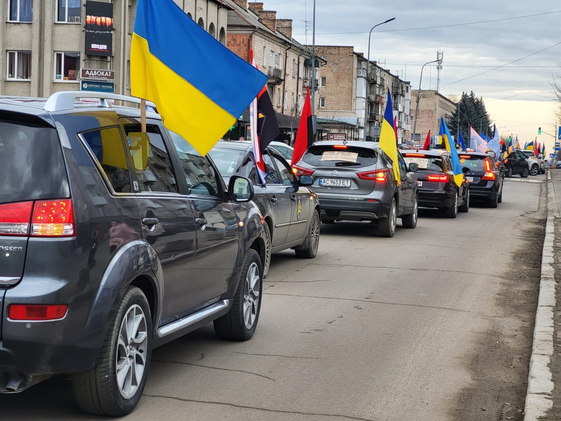 «Знайдіть та поверніть мені мого тата»: на Волині відбувся масштабний автопробіг на підтримку військовополонених