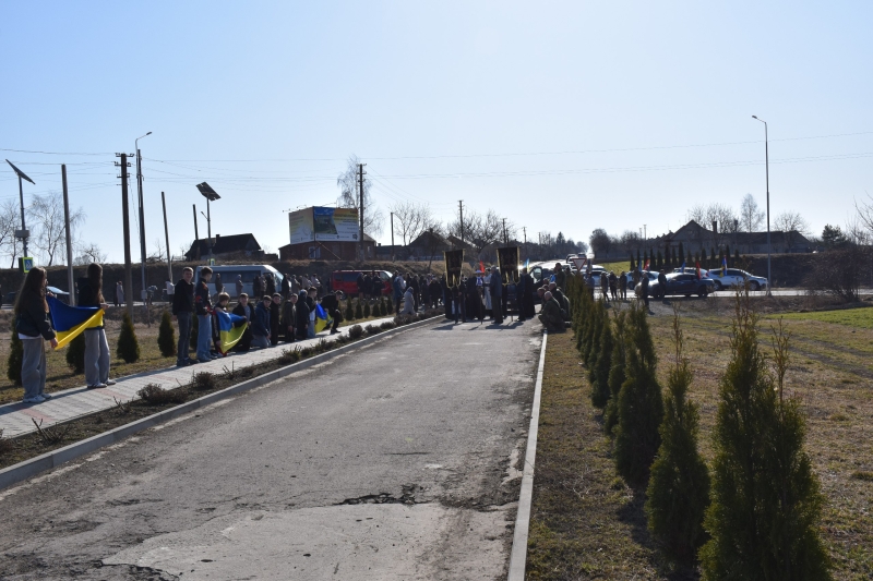 У громаді на Волині сотні людей вийшли провести полеглого Героя Василя Філончука в останню дорогу