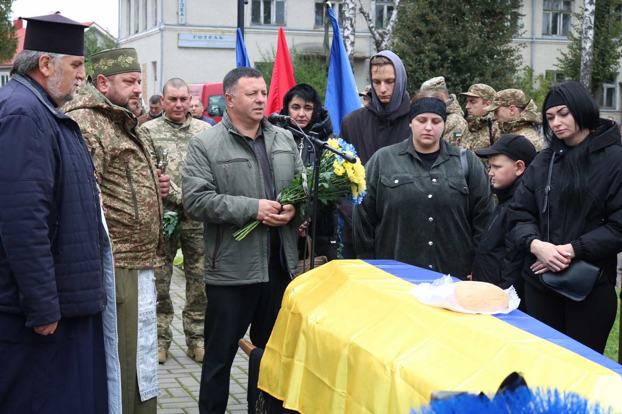 Небесне військо поповнилося ще одним Героєм: на Волині в останню путь провели Героя Олександра Ходачкевича