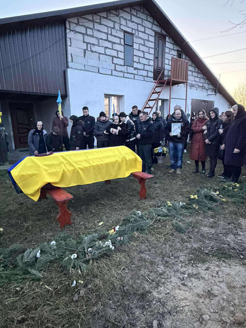 Для синів і донечок був татом, другом і порадником: на Волині в останню земну дорогу провели Героя Руслана Харчика