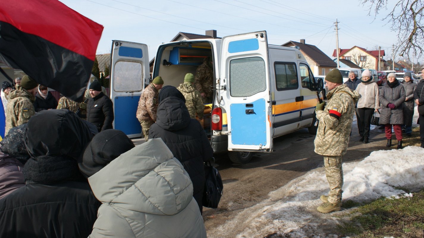 Навколішки і зі сльозами: волиняни попрощалися з Героєм Володимиром Гродським