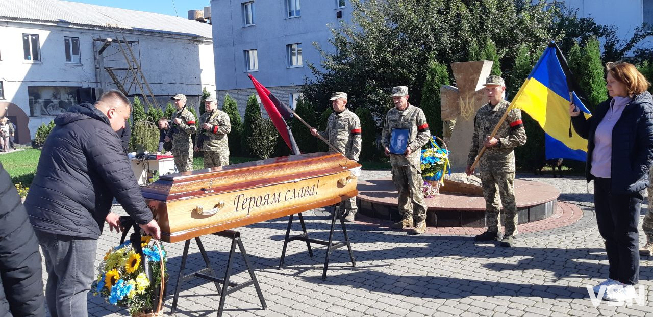 Пройшов пекло війни, але загинув у ДТП: у Луцькому районі прощаються з капітаном ЗСУ, кавалером ордена «За мужність» Павлом Чайкою